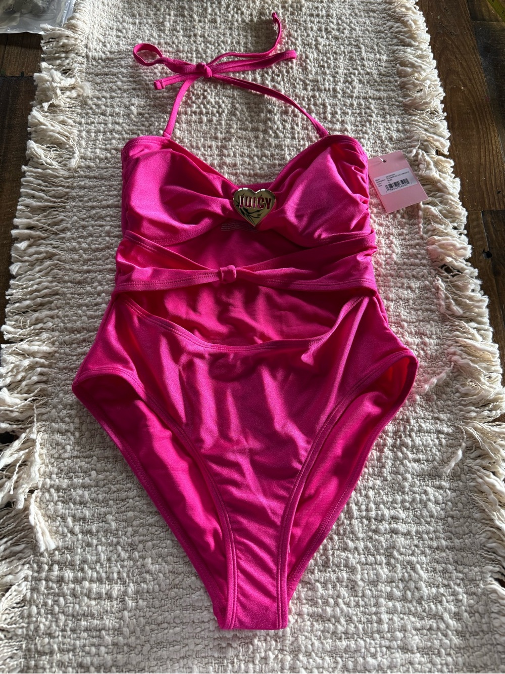 Beautiful JUICY COUTURE MONOKINI W JUICY BROOCH MUBE NWT S CINCED SIDES 💗 Swim